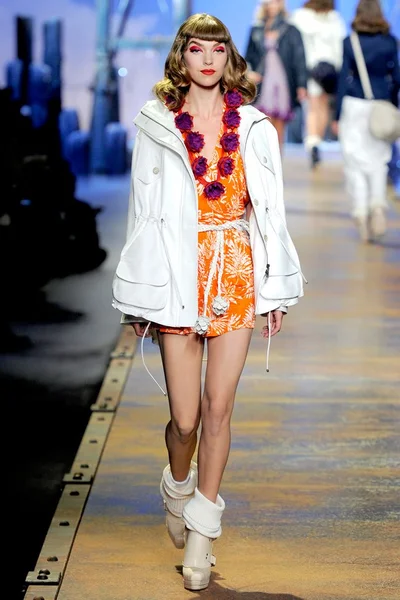 Look 3